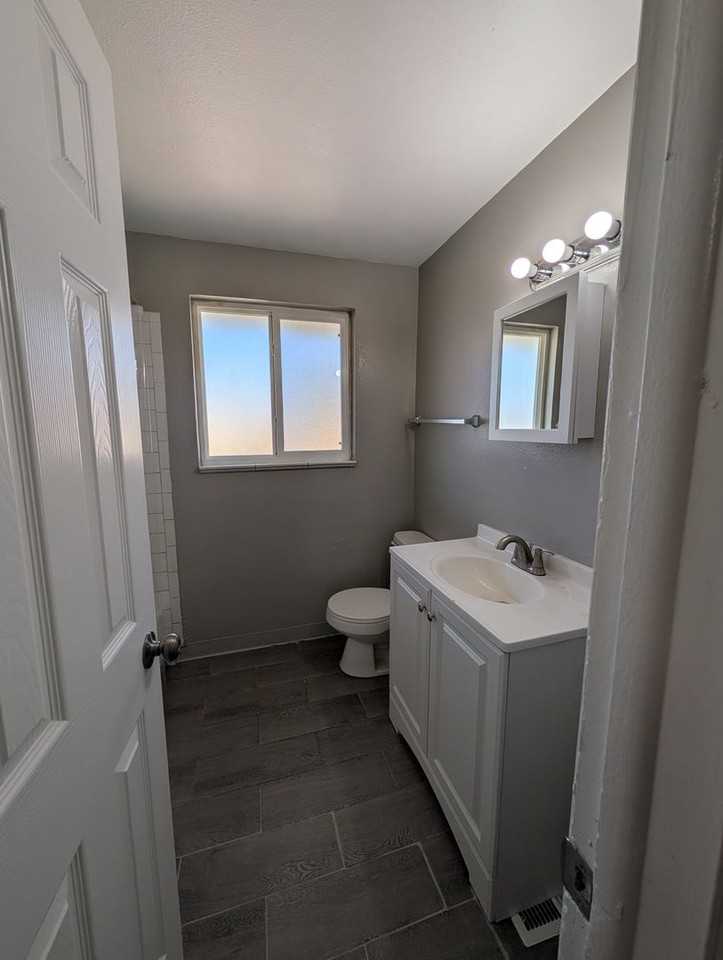 725 Fraser St - Photo 5 of 25