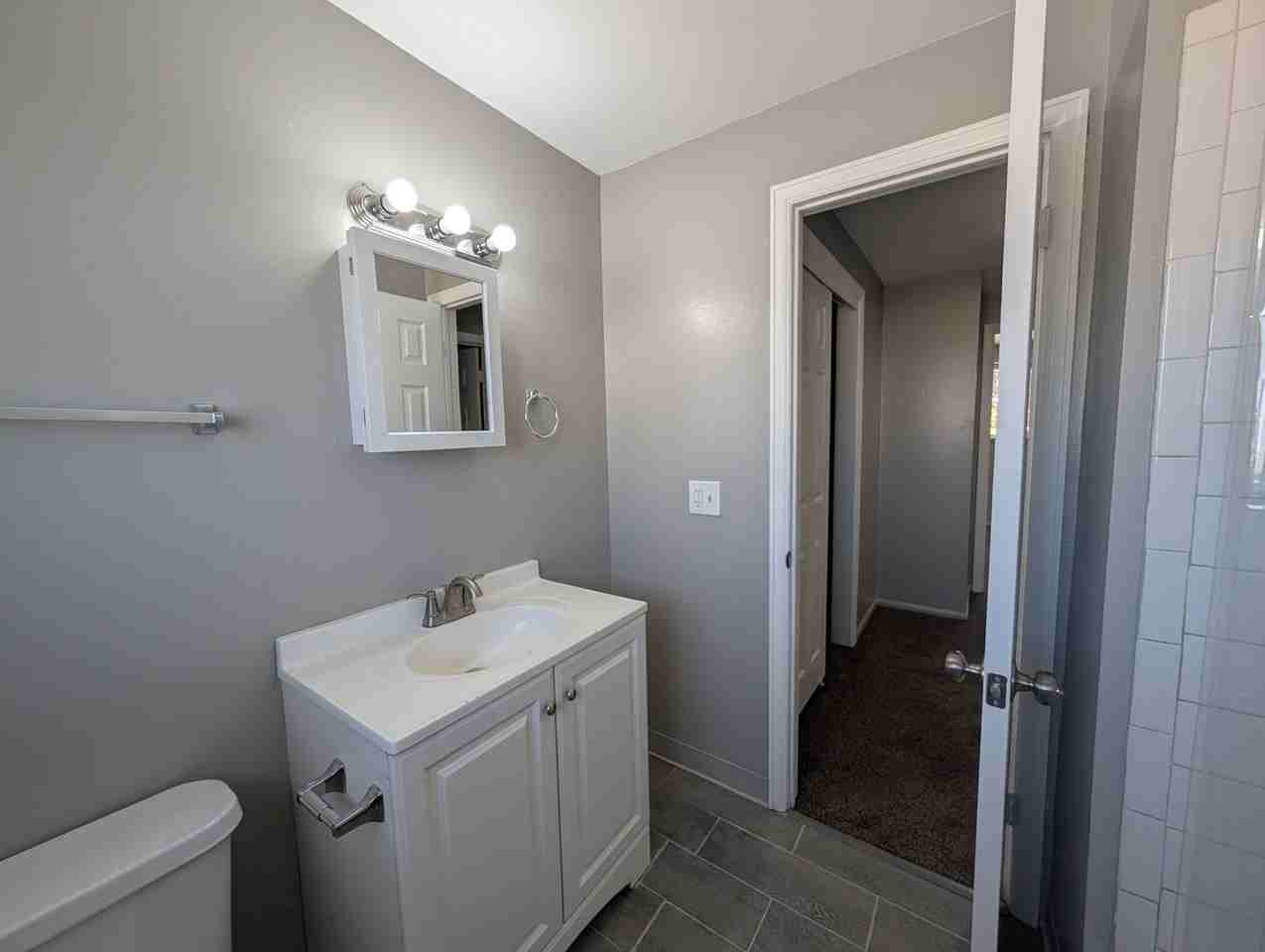725 Fraser St - Photo 7 of 25