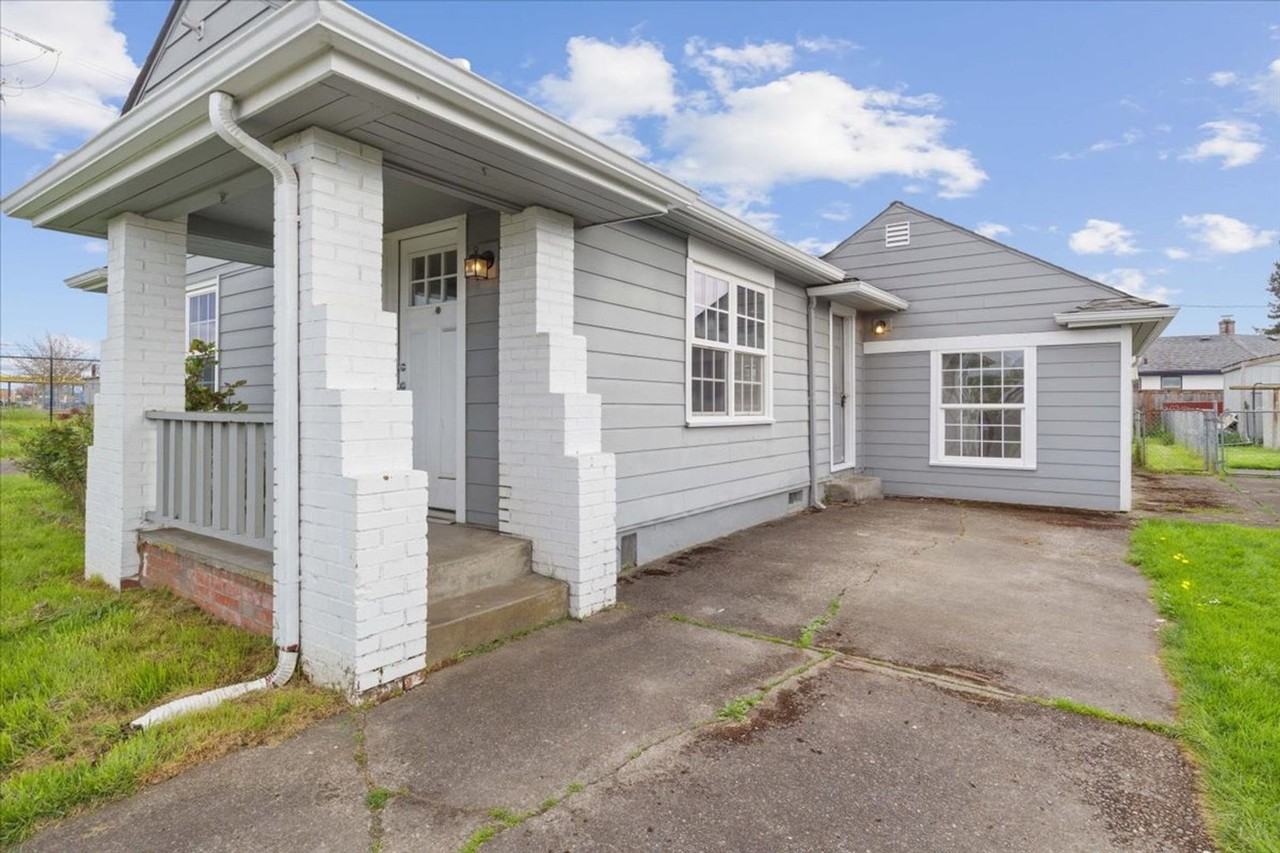 704 16th Ave Sw - Photo 3 of 35