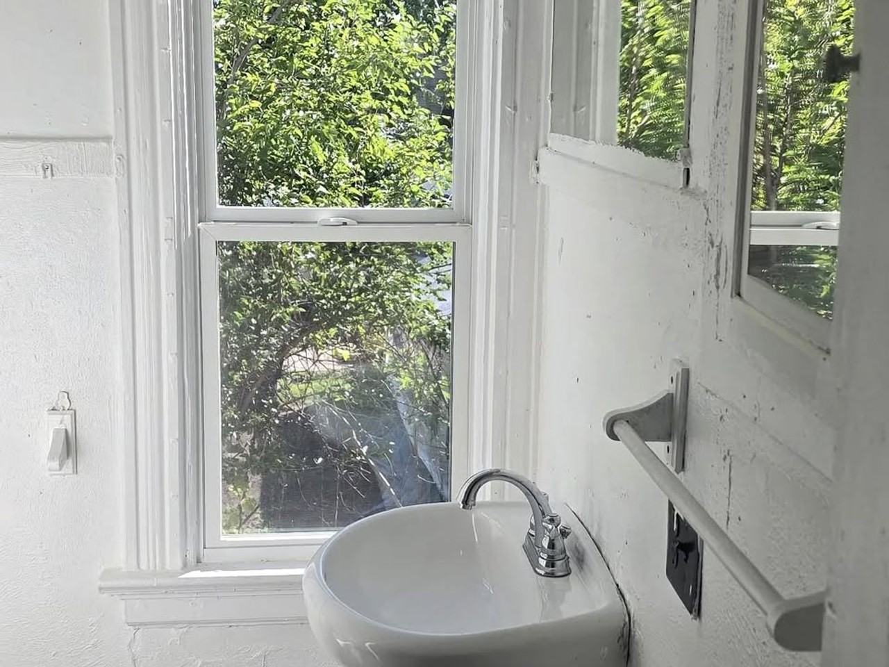 808 Buffalo St - Photo 4 of 7