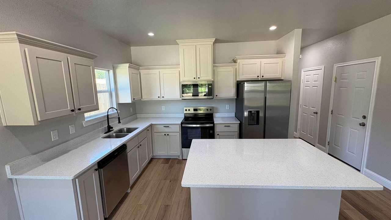 3201 Bourland St - Photo 3 of 16