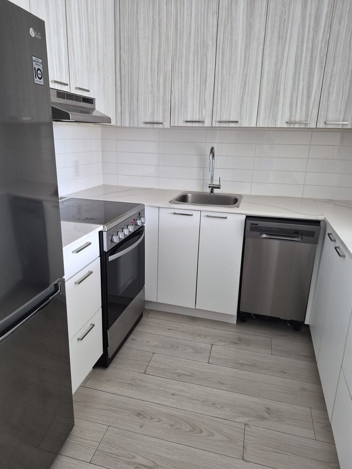 1139 Barclay Street - Photo 3 of 5