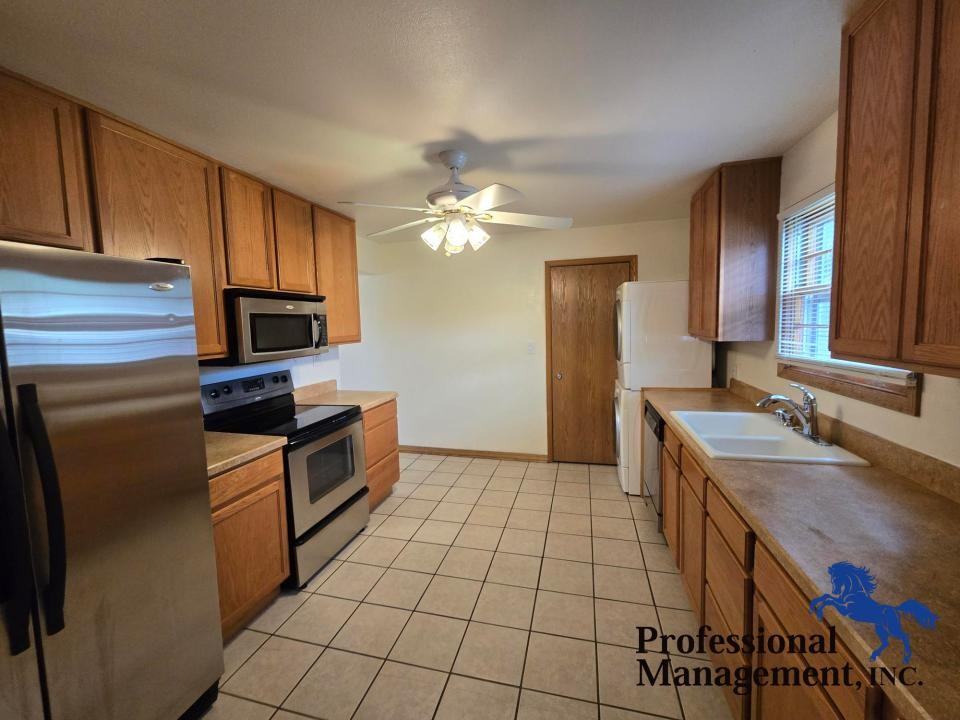 1709 Burlington Ave - Photo 4 of 11