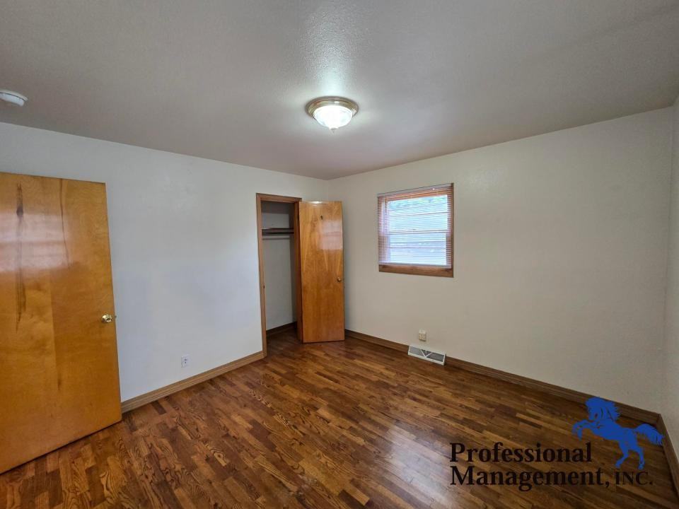 1709 Burlington Ave - Photo 6 of 11