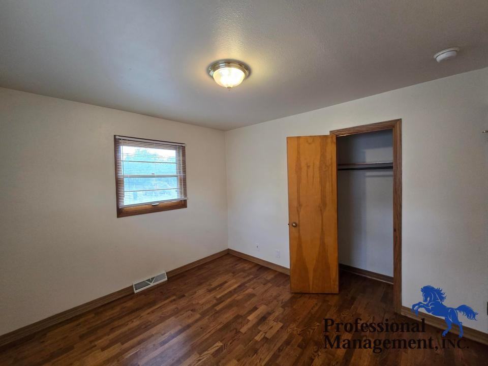 1709 Burlington Ave - Photo 7 of 11