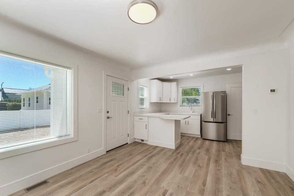 731 Custer Ave - Photo 4 of 15