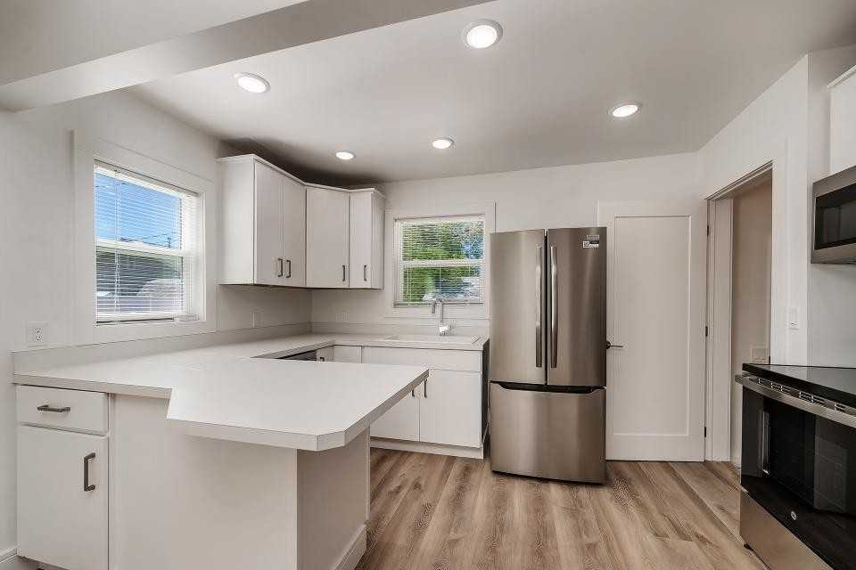 731 Custer Ave - Photo 2 of 15