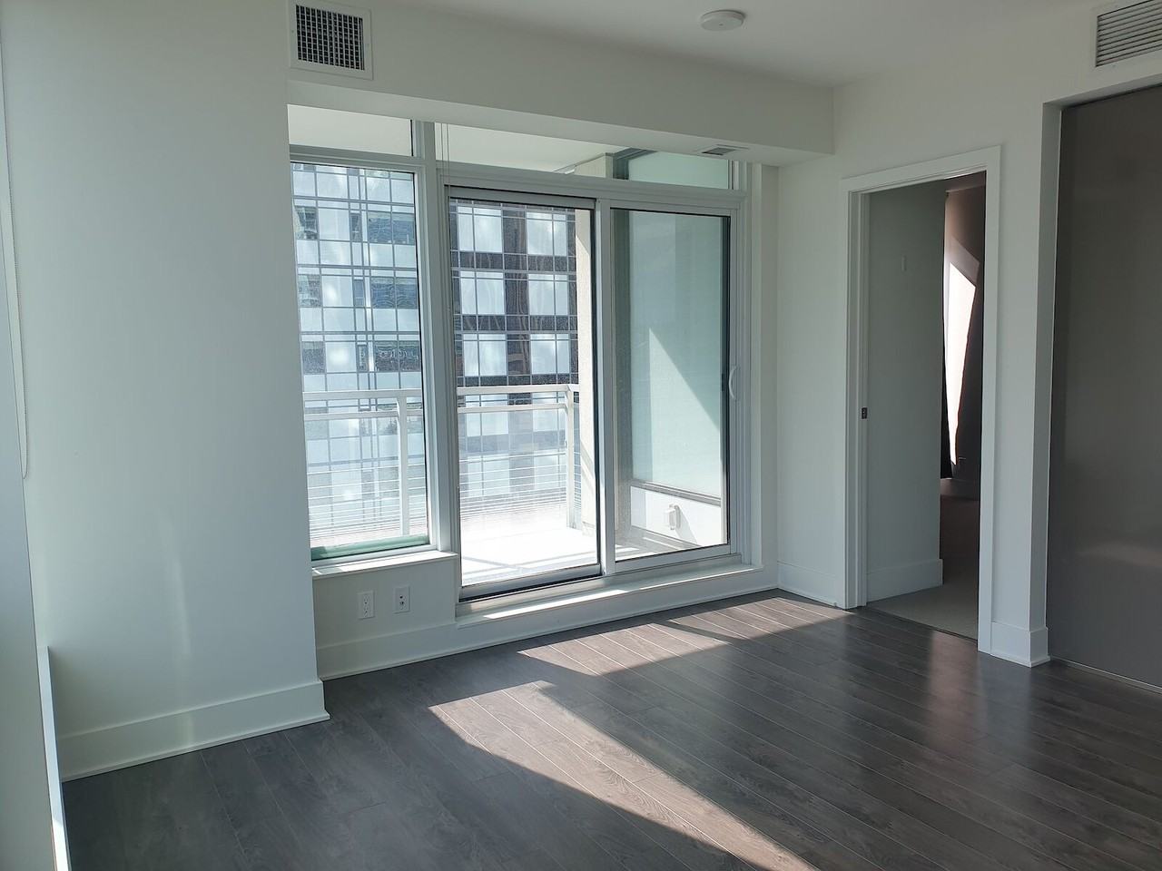 901 10 Ave Sw - Photo 4 of 17