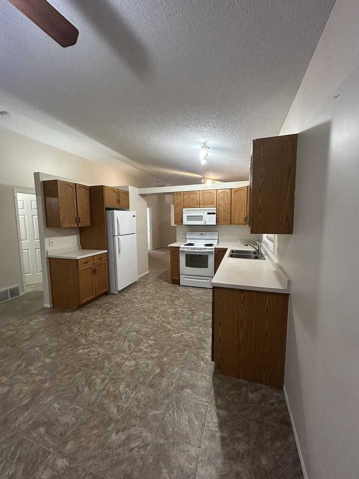 910 Normandy Dr - Photo 5 of 34
