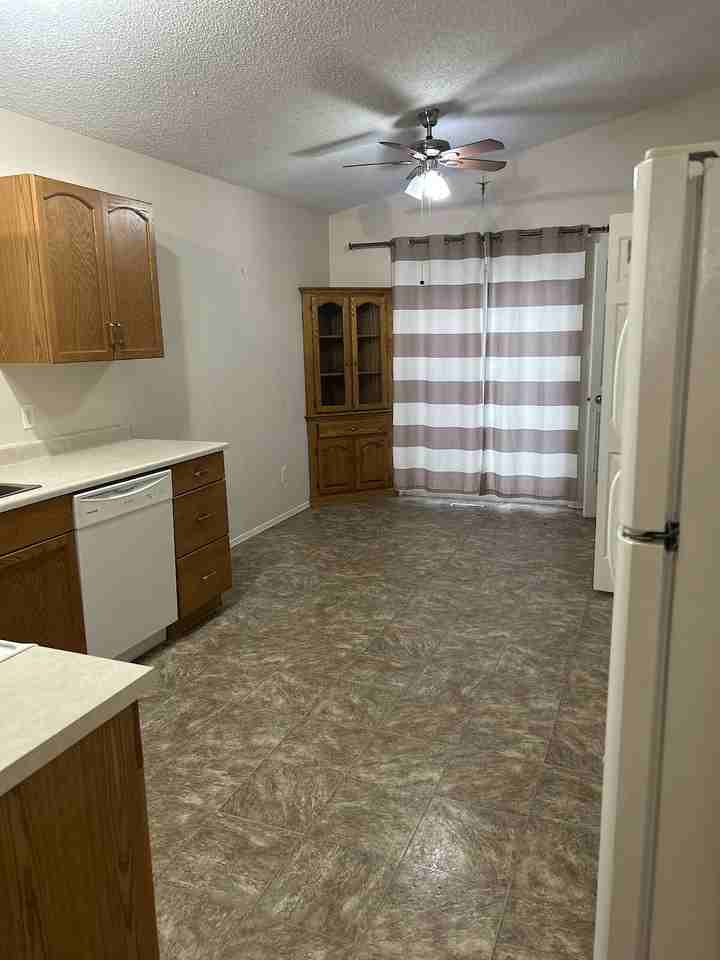 910 Normandy Dr - Photo 7 of 34