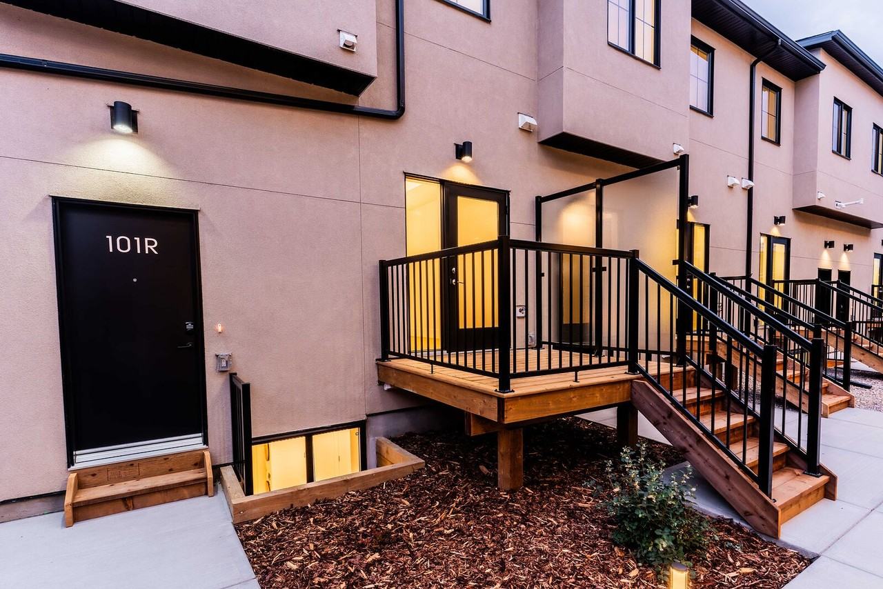 1735 28 St Sw - Photo 2 of 12