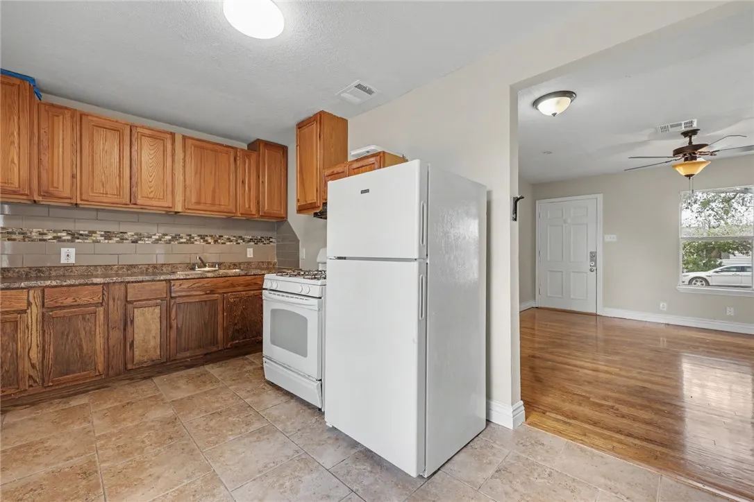 1705 Sycamore Pl #NA - Photo 2 of 10