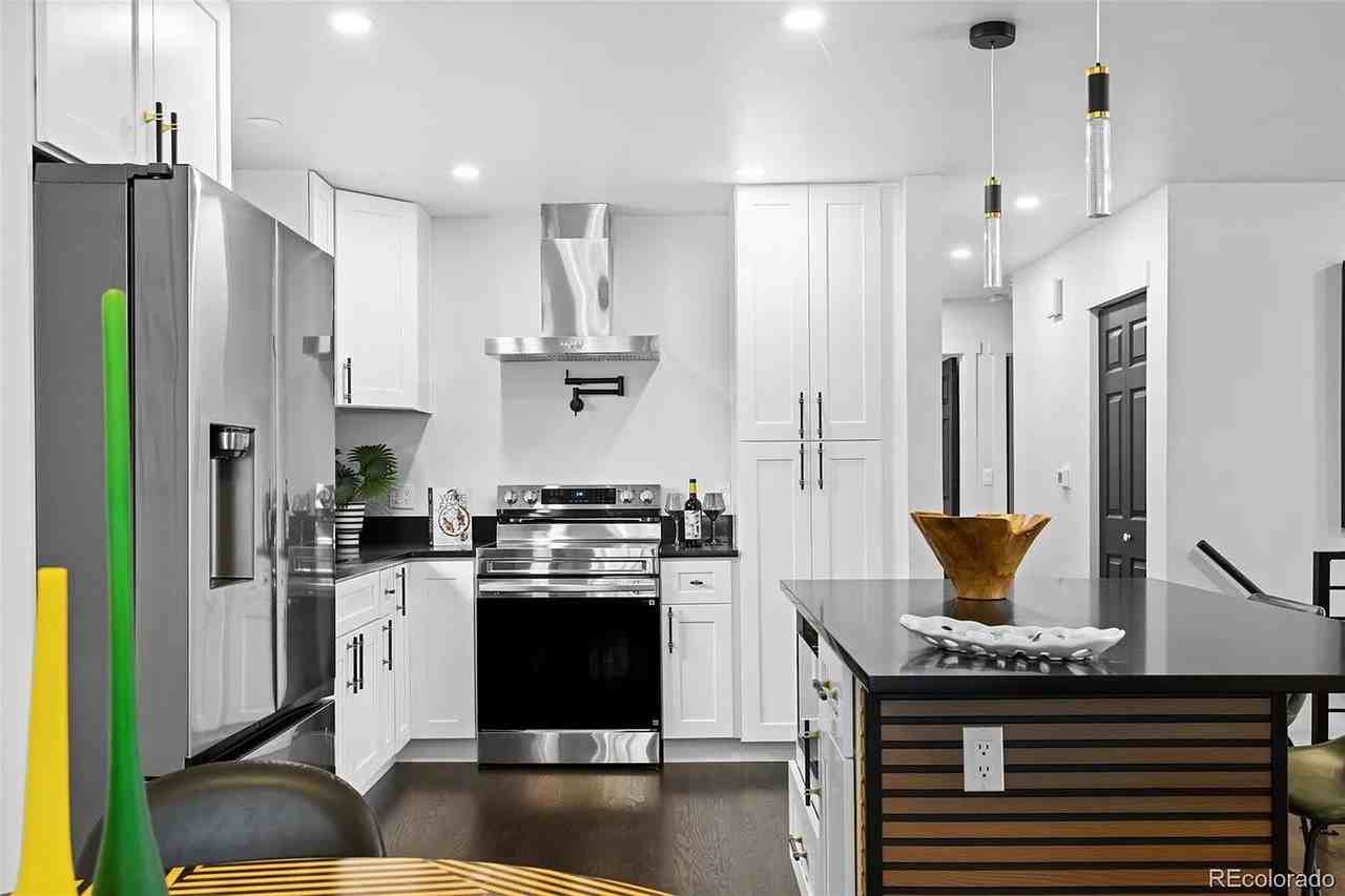982 S Holly St #NA - Photo 6 of 17