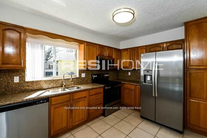 1313 Bramblewood Dr - Photo 3 of 19
