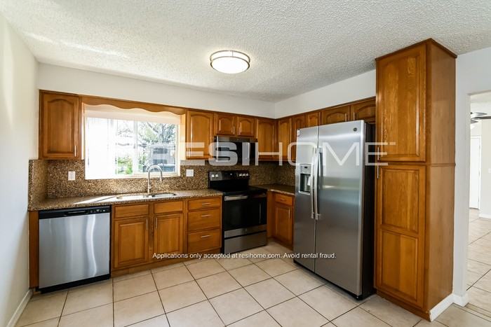 1313 Bramblewood Dr - Photo 4 of 19