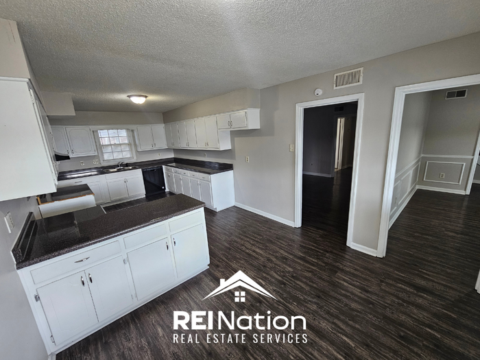 5902 Grosvenor Ave - Photo 5 of 25