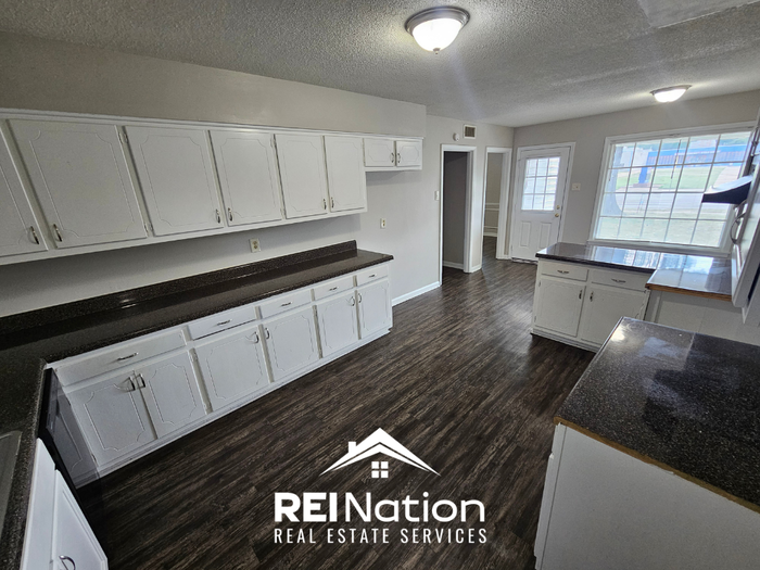 5902 Grosvenor Ave - Photo 7 of 25