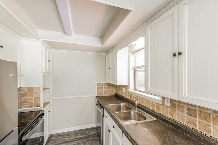 912 Skidmore Ave - Photo 4 of 11