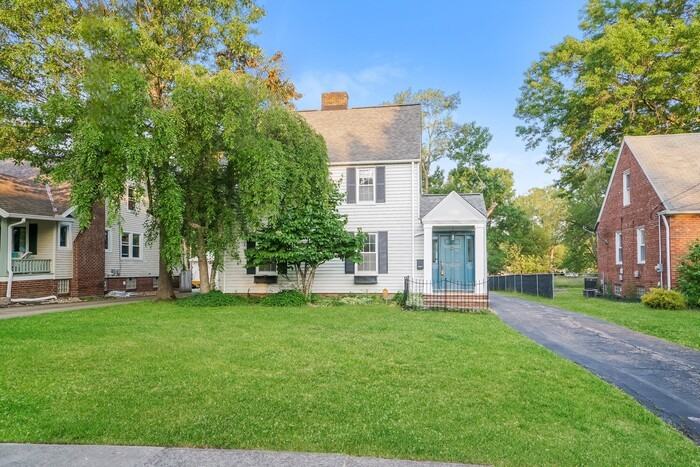 1676 Edgefield Rd - Photo 2 of 15