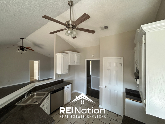 7041 Dunbarton Dr - Photo 4 of 19