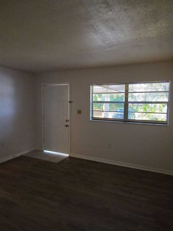 724 W Alamo Dr - Photo 3 of 17