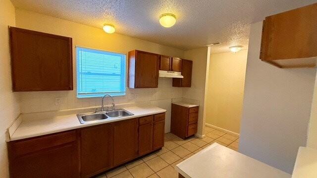 1906 Keystone Lakes Dr - Photo 4 of 9