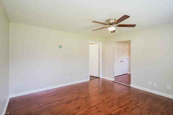 1829 Glade St - Photo 3 of 16