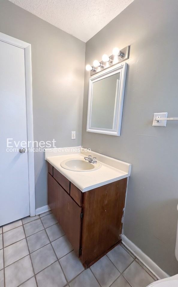 4423 Bonnell Dr Nw #D - Photo 7 of 10