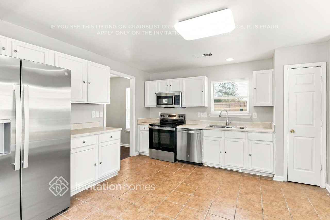 11829 Aubreywood Dr - Photo 6 of 18