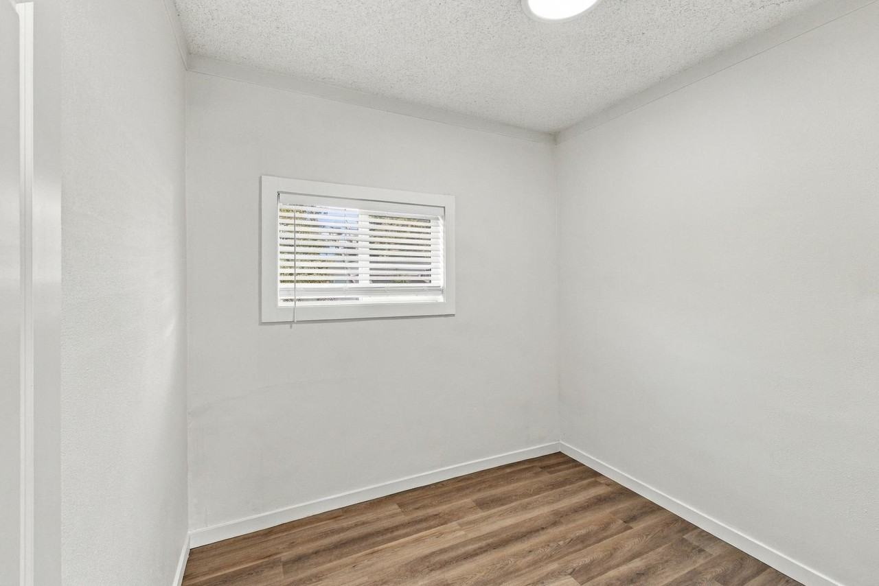 78M - Cully Court Apts. - Photo 5 of 21