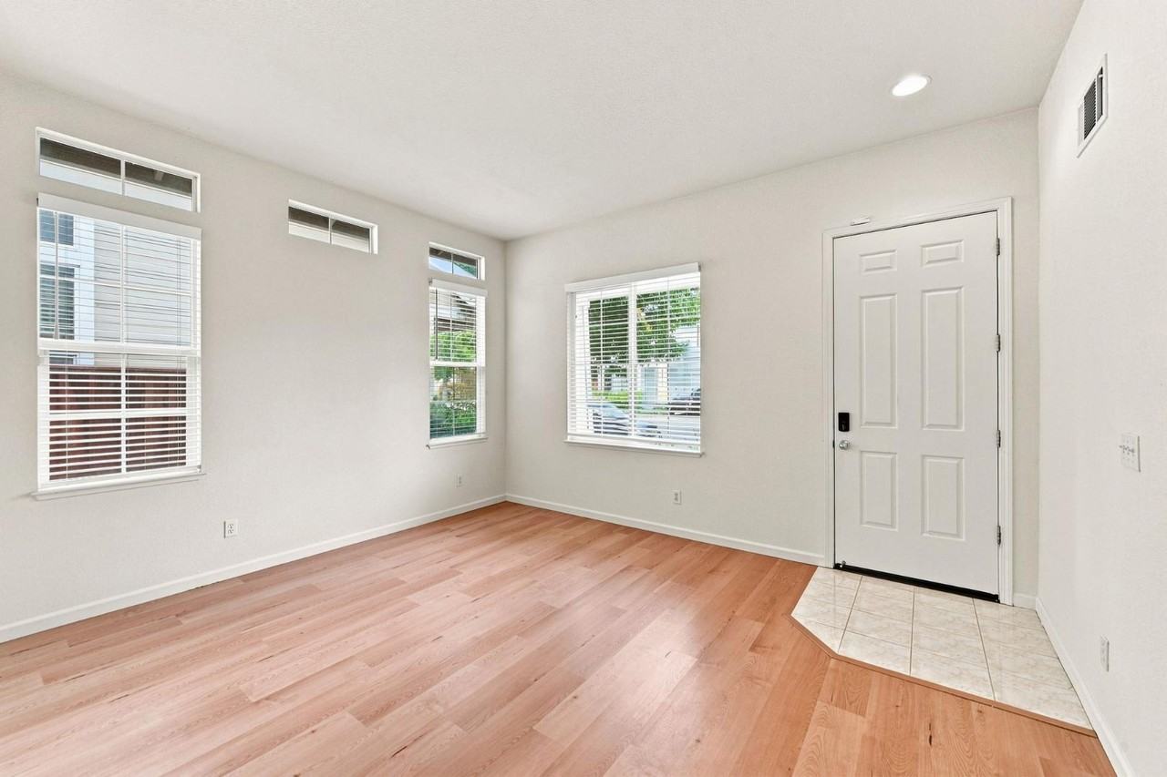 914 Baines St - Photo 2 of 11