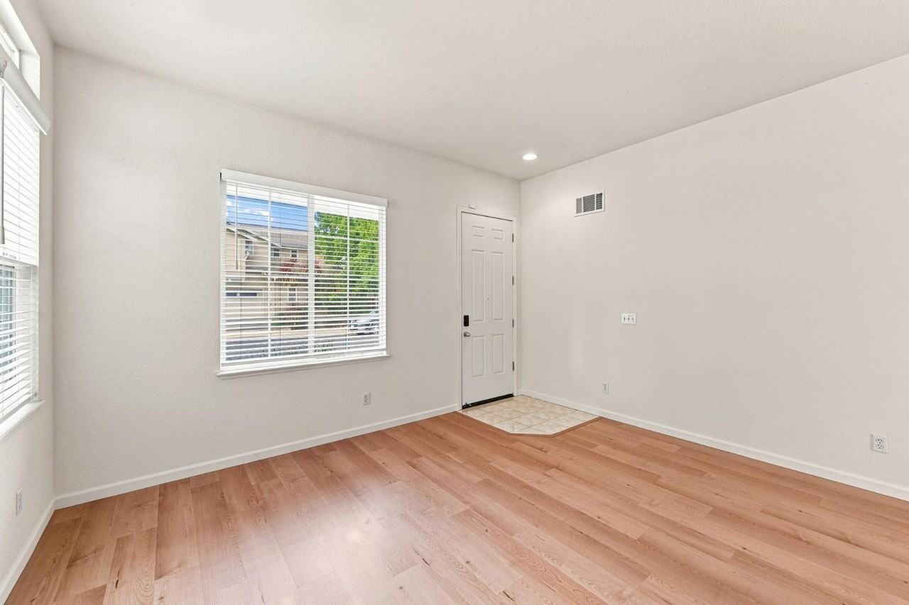 914 Baines St - Photo 3 of 11