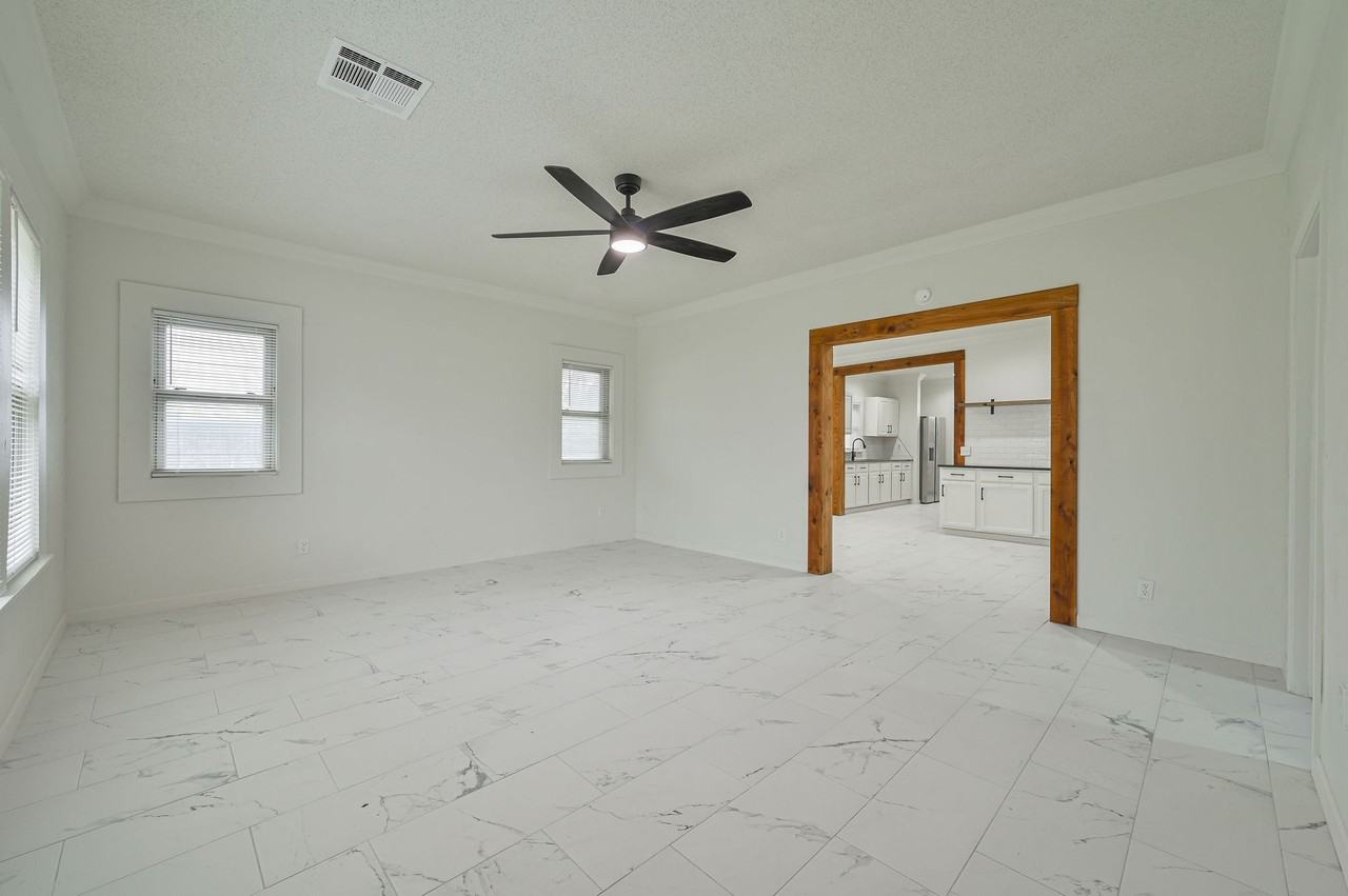1017 Ne 16th St #1 - Photo 5 of 35