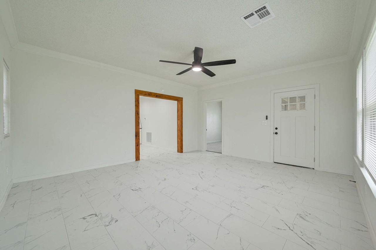 1017 Ne 16th St #1 - Photo 6 of 35