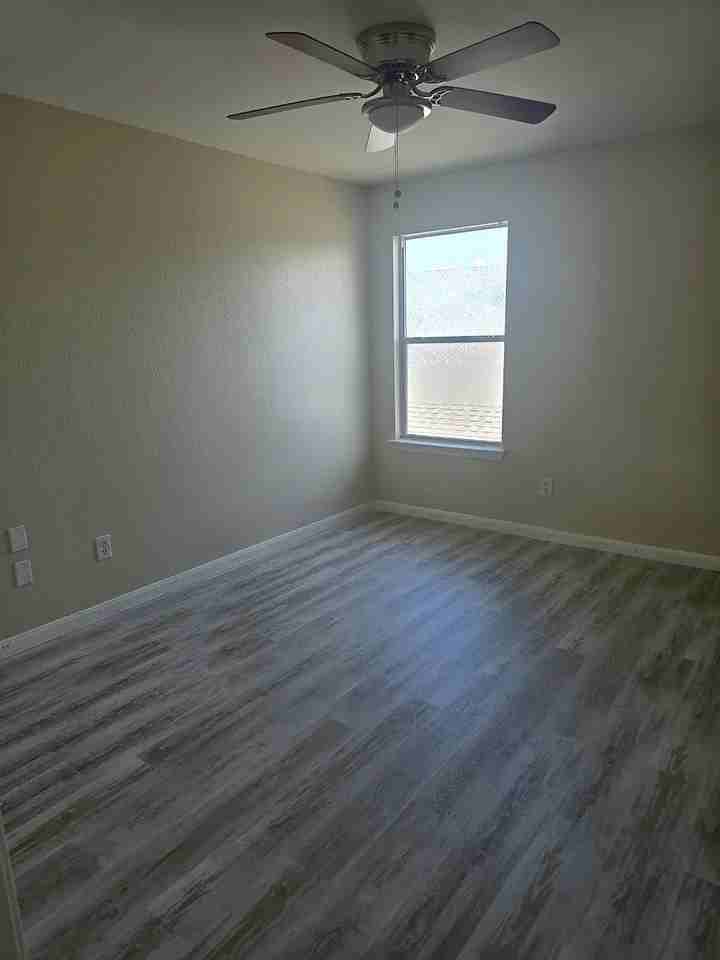 4000 White Water Way - Photo 5 of 17