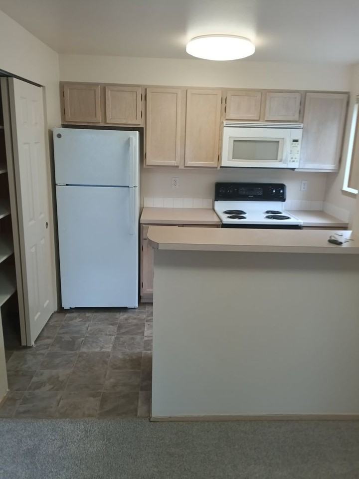 Larger 2bed 2bath - In Lakewood - Photo 4 of 6
