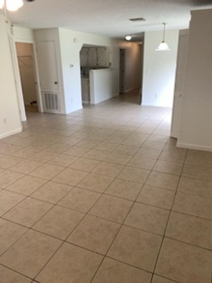 1410 W 16th St - Photo 2 of 15