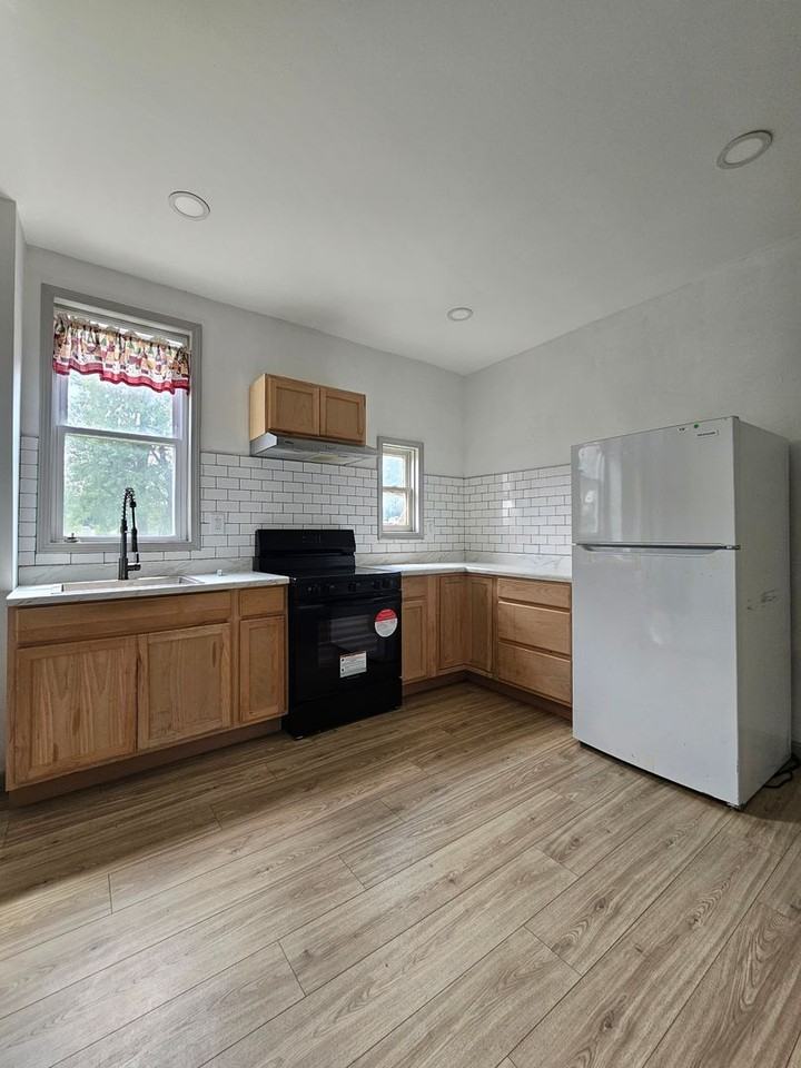 434 W. PRINCESS STREET - Photo 2 of 22