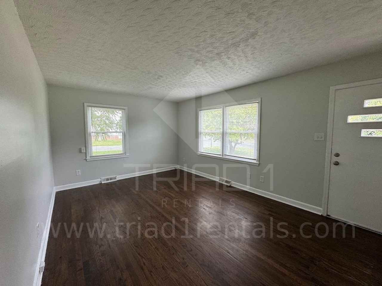 127 Lawrence St - Photo 3 of 12