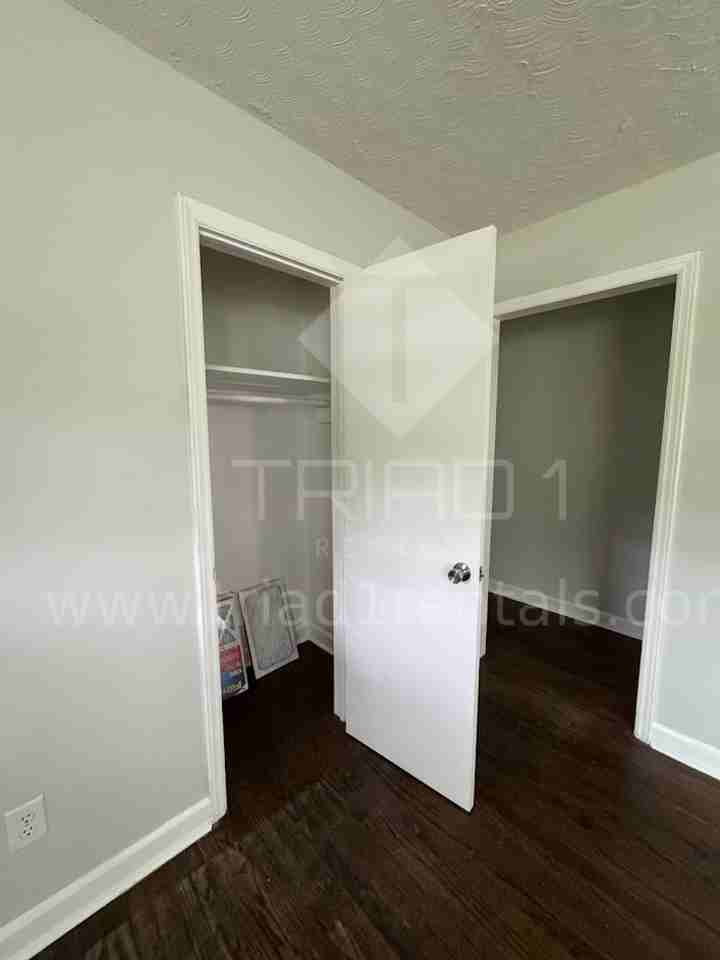 127 Lawrence St - Photo 4 of 12