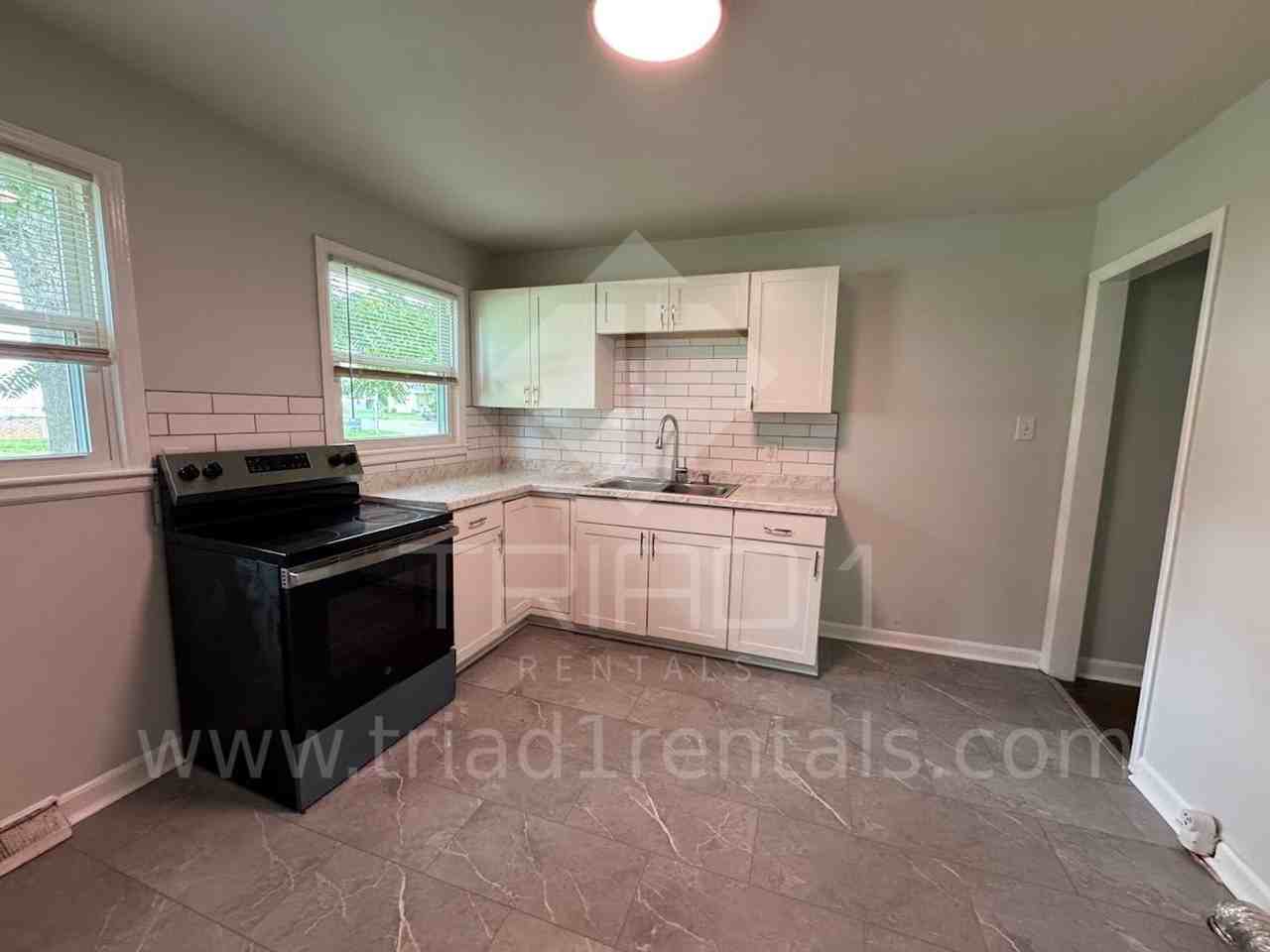 127 Lawrence St - Photo 5 of 12