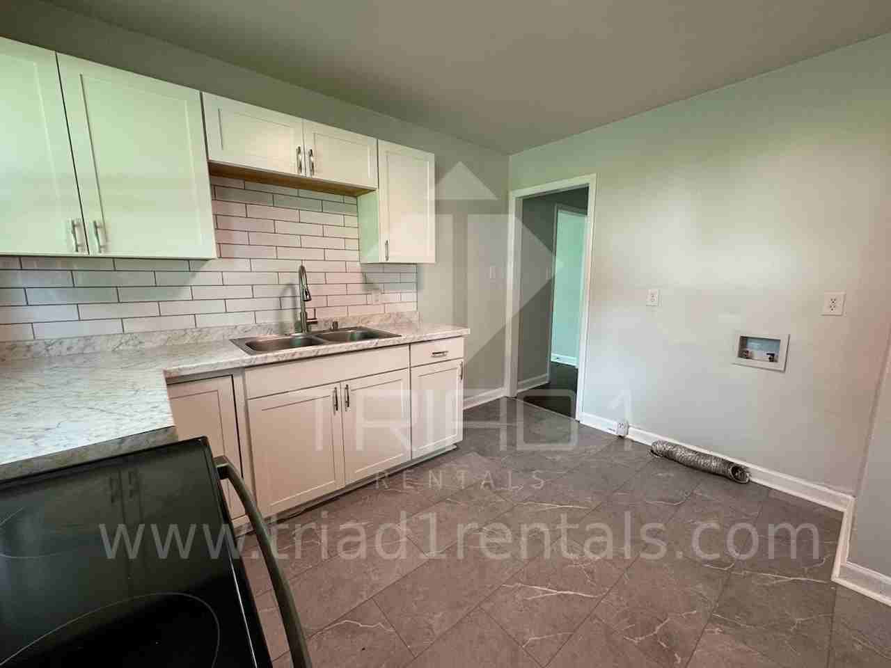 127 Lawrence St - Photo 6 of 12