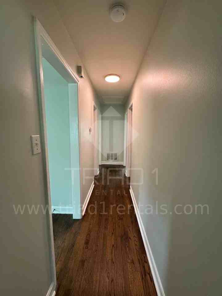 127 Lawrence St - Photo 7 of 12