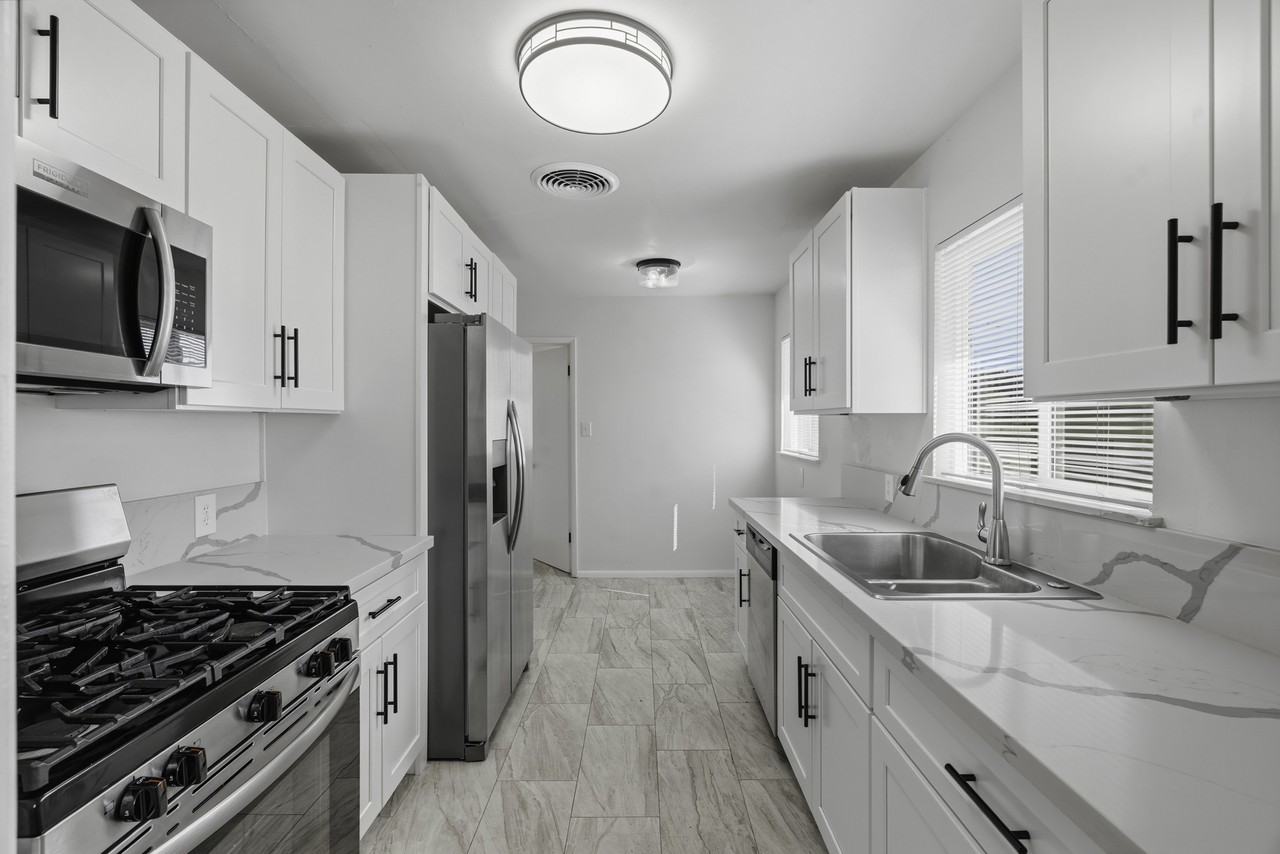 1213 University Ave #1 - Photo 4 of 12