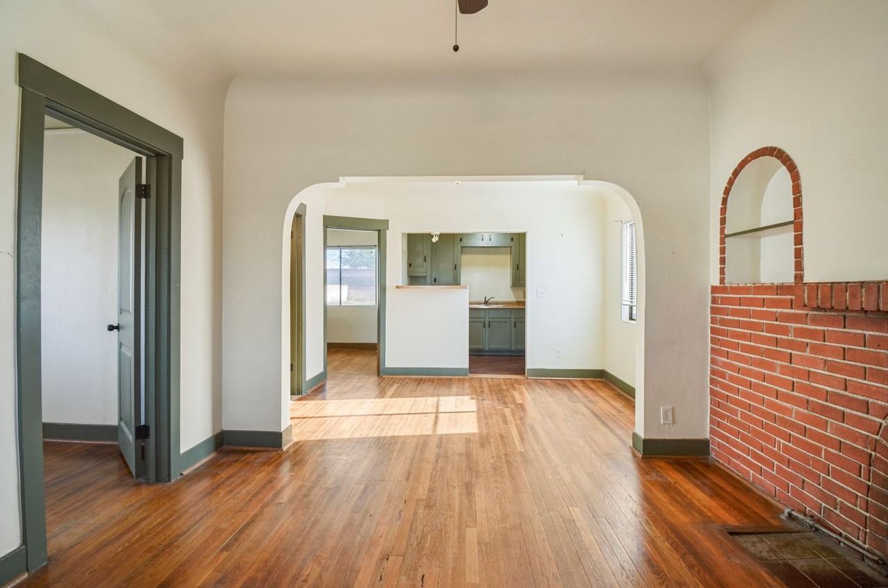 133 W Adams St - Photo 2 of 20