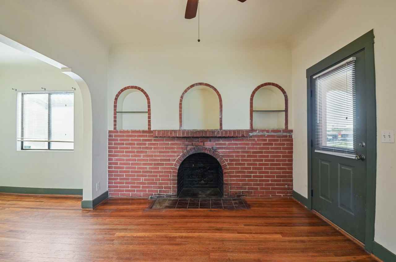 133 W Adams St - Photo 3 of 20