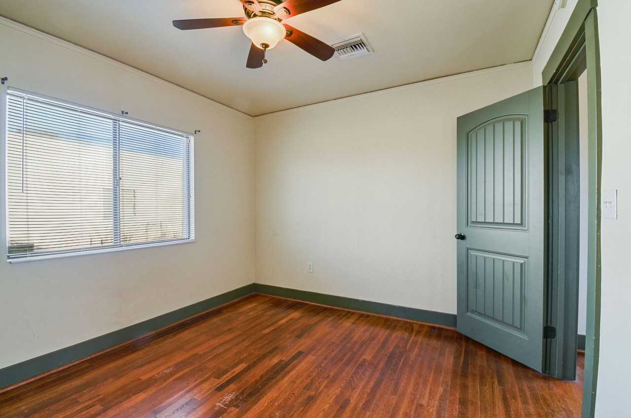 133 W Adams St - Photo 4 of 20