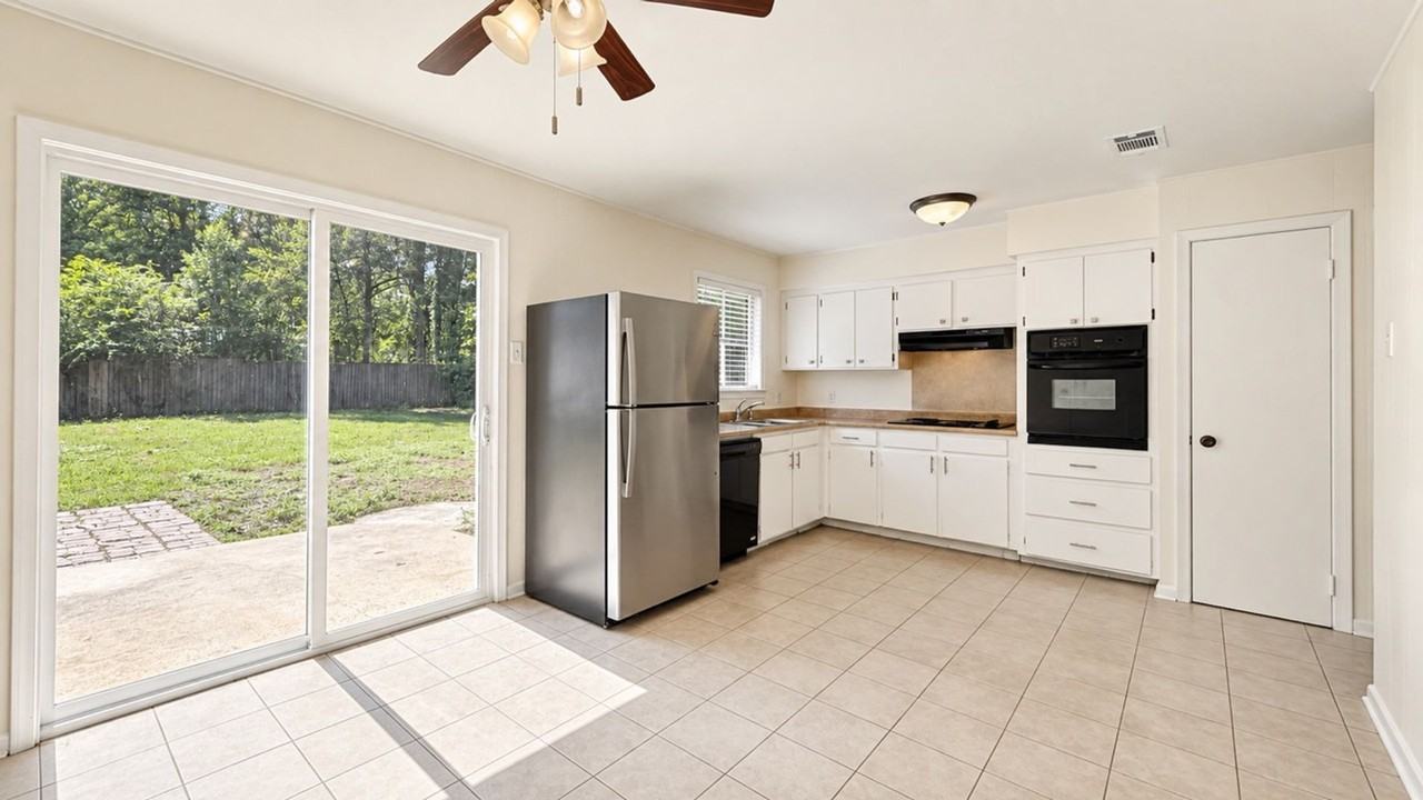 944 Baird Dr - Photo 3 of 12