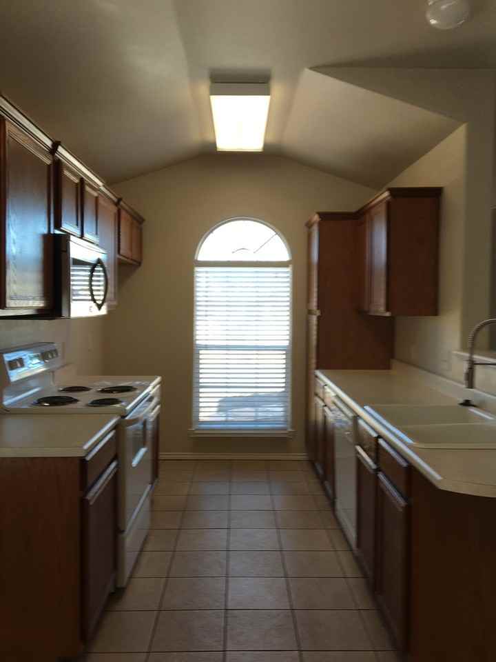 6533 93rd St - Photo 4 of 11