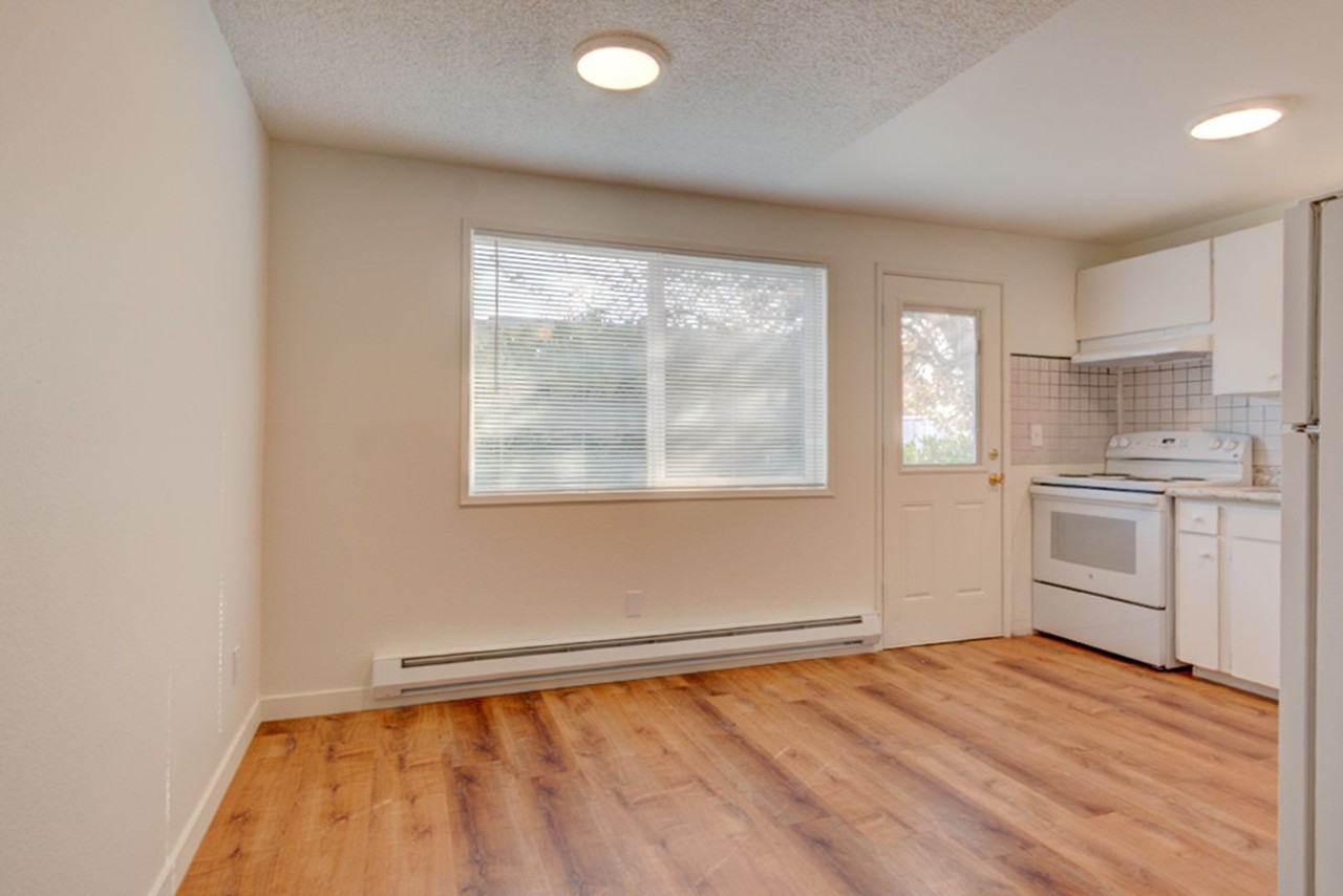 685 Se Ireland St #2 - Photo 3 of 15
